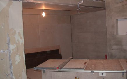輕鋼架施工現場裁板工作台與封板牆面