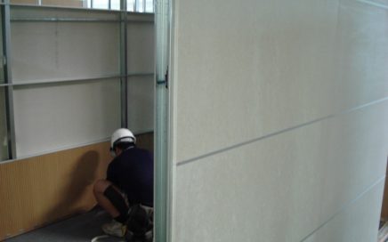 施工人員安裝輕隔間下段木紋孔板